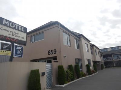 道沿いから見たホテル