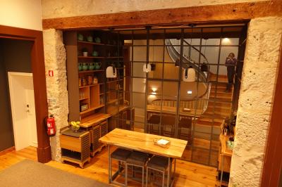 無料の飲み物や軽食が用意されるパントリー