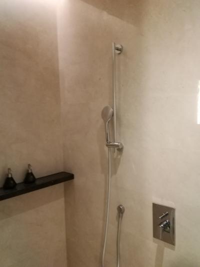 シャワーのみのバスルーム