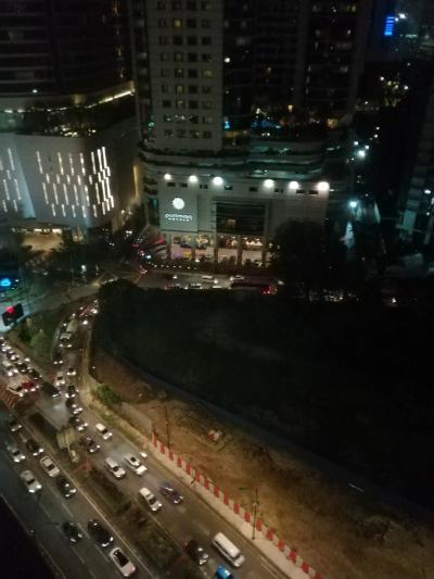 部屋からブキッビンタンの夜景を眺める