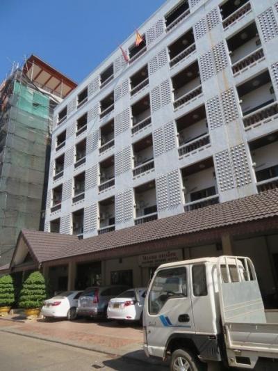 ノーケオクンマーン通り沿いにあります