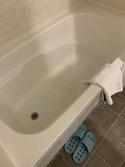 バスタブあります。なんかサンダルもあります。