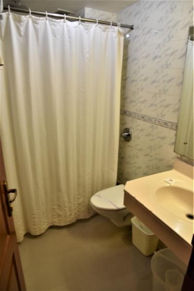 カーテン一枚なので、洗面床まで濡れた