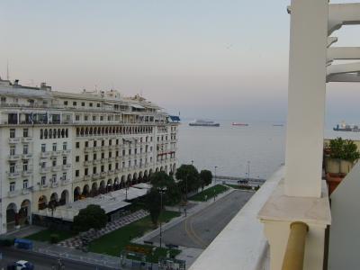 アリストテレス広場とエーゲ海を望む