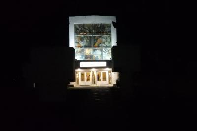 夜は分かりにくいので夜の写真を。ここが屋上入口