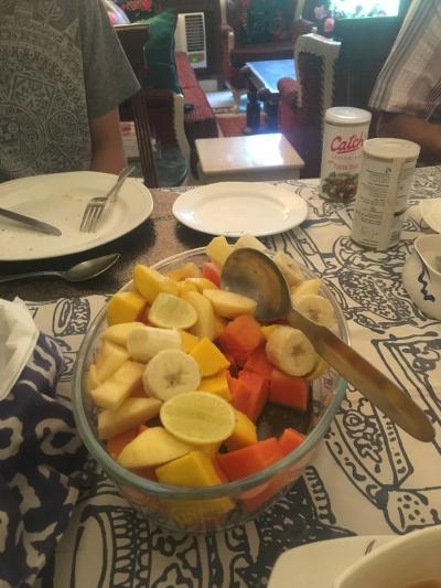 朝食のフルーツ。てんこ盛りでうれしくて！