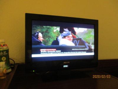 TV下に時計あり。就寝中便利でした