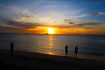 ホテル前ビーチからの夕日