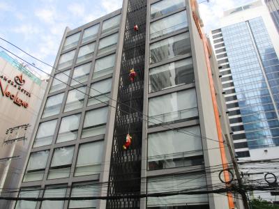 各部屋がボックス（キューブ）のように積み重なったビル