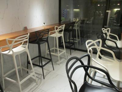 座り心地が悪いと評判のミニバーの椅子・・・