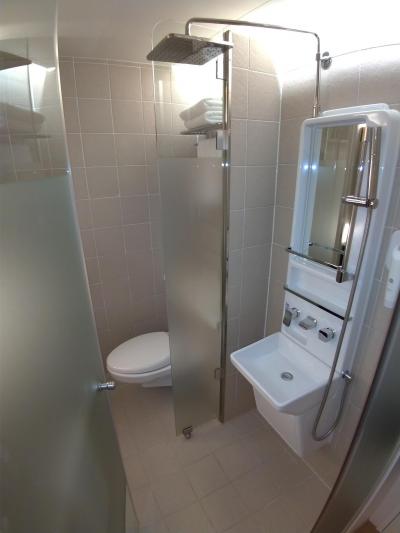 洗面所の上からシャワーが出ます