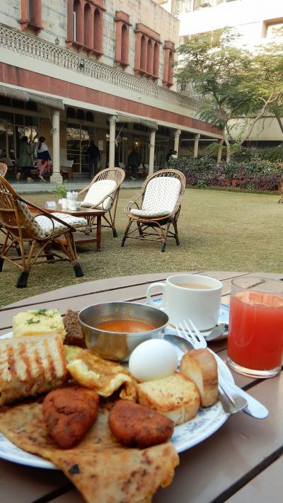 中庭で優雅な朝食を
