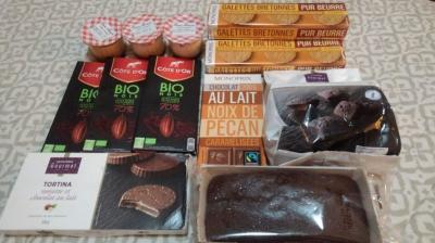 近くにスーパーでお土産が買えます。