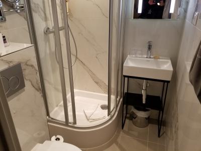 狭小空間。体の大きな人は厳しいかも。