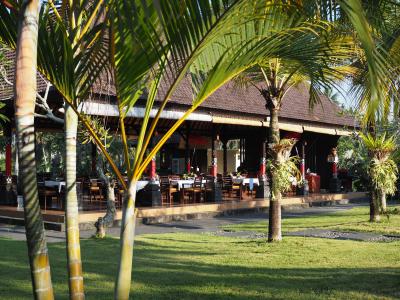 朝食会場は屋根はあるけれど外です。