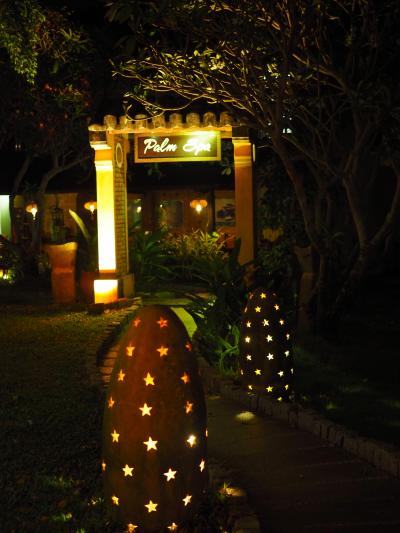 スパへの道。星形にくりぬかれた照明が道を照らします