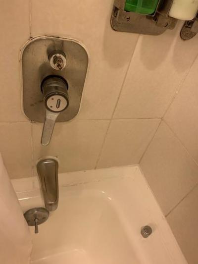 シャワーへの切り替えノブは引っ張る事。回すと取れます。。。