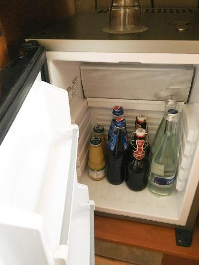 部屋の冷蔵庫にある無料のドリンクです。水は炭酸水でした。