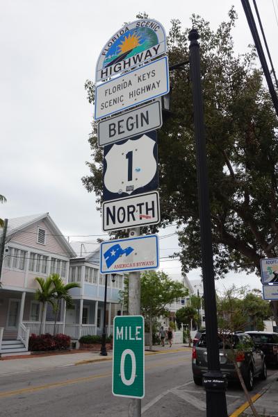 アメリカ国道１号線の始まりと終わりを示す標識