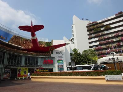 飛行機が目印の老舗ショッピングモール