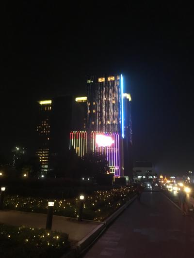 夜外から見た外観