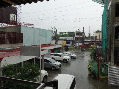 大通りから駐車場への入口付近です。