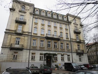 クラクフの街並みに溶け込む歴史を感じさせる建物です。