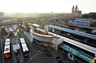 電車のホームとトラム乗り場が直結、小規模ながら駅構内にはスーパーやカフェなど