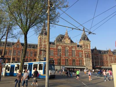 ホテルはアムステルダム中央駅の向かい側です。