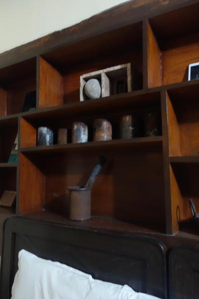 ベッドのすぐ側の飾り地震が起きたら落ちてきそうで怖かった。