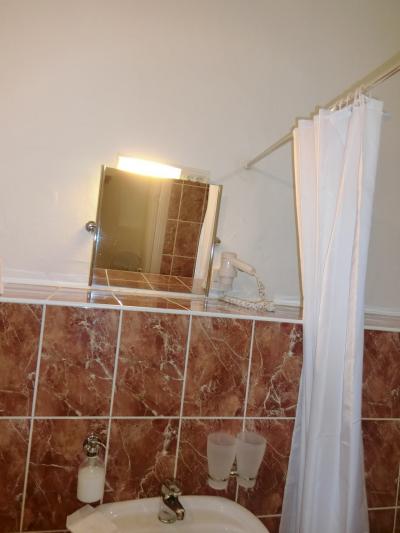 ドライヤーもありますが、鏡が奥なのが難点