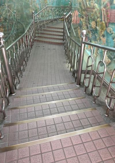 蓮池譚の龍虎塔とその階段について