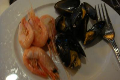 ブッフェ式の夕食　ムール貝と白エビをお代わり