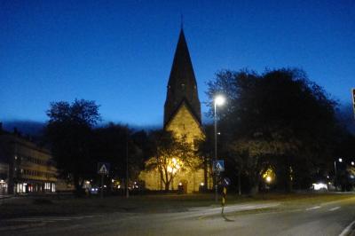 ホテルの玄関前からの眺め　日の出を待つ教会