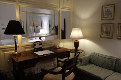 デラックス・ツイン・スイートのリビング部分。