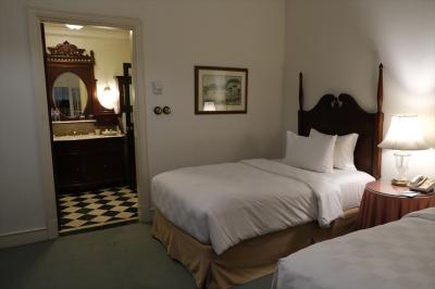 デラックス・ツイン・スイートの寝室部分。