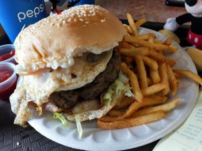 小さいお店ですが大人気のハンバーガー屋さん