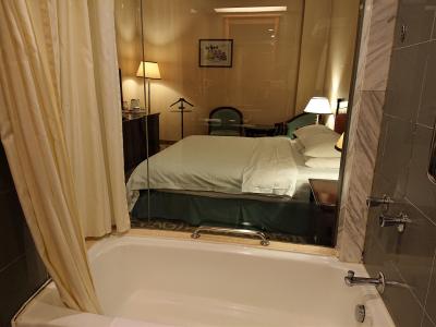 バスルームからガラス越しに客室を見る