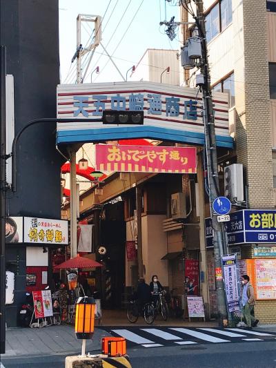 老舗の飲食店が軒を連ねる商店街