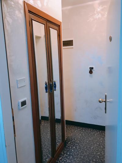 部屋の扉を開けてルームキーを壁にさす