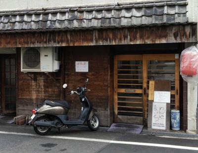 個性的な店主が一人できりもり