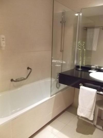 バスタブ付きで、お湯の温度も量も問題なし