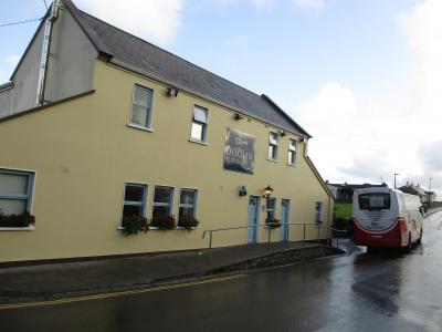 ホステルの隣がバス停です