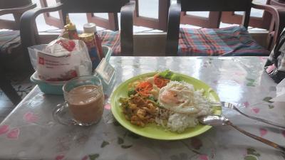 朝食(ブッフェ)：サラダ、目玉焼き、鶏肉のカレー、珈琲