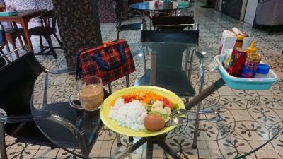 朝食(ブッフェ)：サラダ、ゆで卵、鶏肉のカレー、珈琲