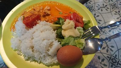 朝食(ブッフェ)：定番サラダ、ゆで卵、鶏肉のカレー