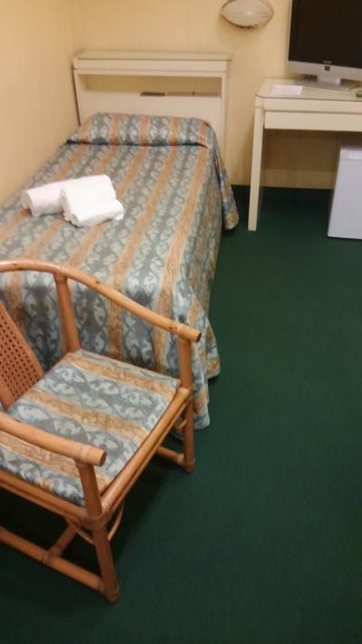 ツインルームのベッドはそれぞれシングルサイズでした。