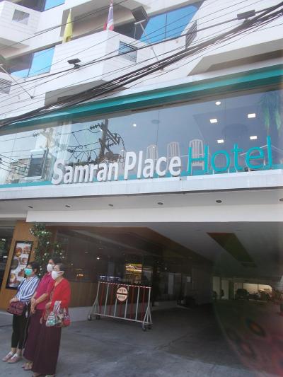 入り口は駐車場の方にありました。