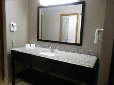 洗面所にドライヤーがあります。