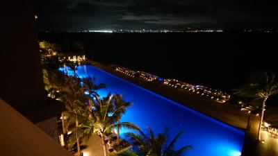 バルコニーからの眺め。奥に見える明りはセブ本島です